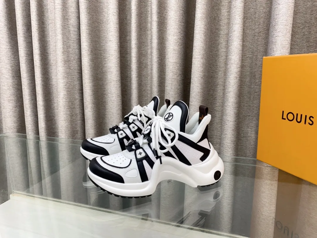 👟👟Ex-factory price 760👟👟 Louis Vuiton·Louis Vuitton 24/ New Chinese Valentine's Day limited edition LV Archlight series arch sole dad shoes casual thick-soled lace-up sneakers top version🔝original purchase, development and production👍🏻 This LV dad shoe features an eye-catching wavy sole and large tongue. It is equipped with a sporty super-elastic running shoe style rubber outsole, which is very eye-catching. It is also combined with a soft and elastic upper made of a variety of high-tech fabrics, making the upper foot comfortable and soft! 🤩 Fabric: Original custom-made first-layer cowhide + technical fabrics Lining: Original imported breathable mesh lining + cowhide foot pads Sole: Original molded correct U-shaped arch outsole Bottom thickness: about 5cm Size: 35-39 (40.41 custom-made, non-refundable)